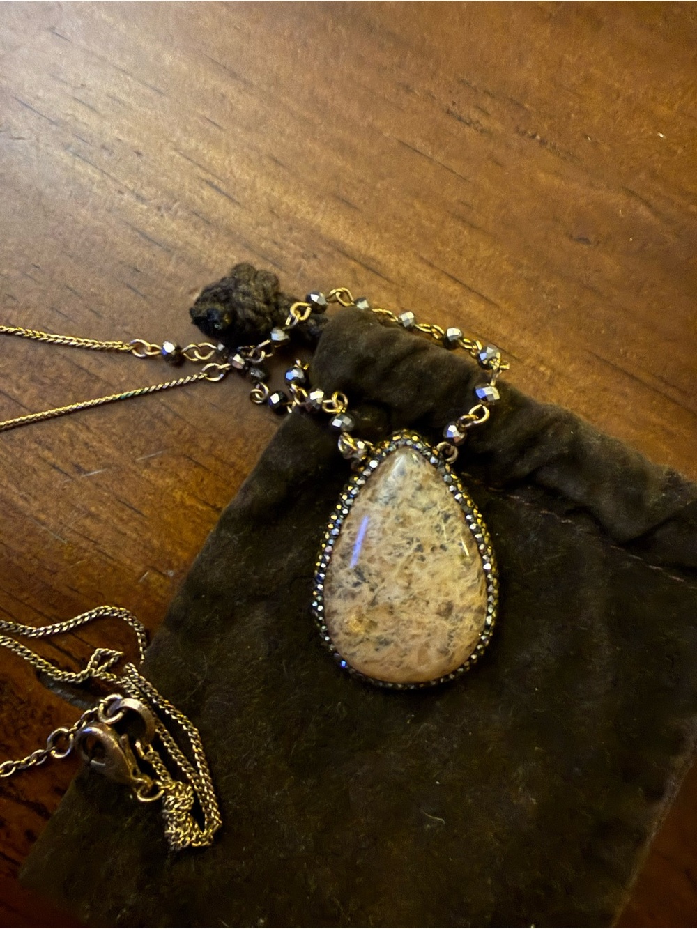 Teardrop Natural Stone Pendant Necklace in Beige and Gold
